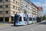 Be 6/8 Flexity 5011 mit der Werbung für Pferde Anlässe in Basel, auf der Linie 6, fährt am 24.06.2024 bei der Haltestelle Gewerbeschule ein.