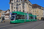 Be 4/6 Flexity 6008, auf der Linie 14, überquert am 04.11.2024 die Mittlere Rheinbrücke.