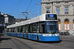 Be 6/8 Flexity 4049, auf der Linie 14, fährt am 12.04.2024 zur Haltestelle beim Bahnhof Zürich.