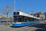 Be 6/8 Flexity 4050, auf der Linie 4, verlässt am 12.04.2024 die Haltestelle Central.