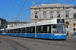 Be 6/8 Flexity 4053, auf der Linie 13, fährt am 12.04.2024 zur Haltestelle beim Bahnhofplatz Zürich.