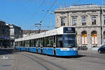 Be 6/8 Flexity 4057, auf der Linie 17, fährt am 12.04.2024 zur Haltestelle beim Bahnhof Zürich.