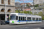 Be 5/6 Cobra 3077 der Glattal Bahn, auf der Linie 10, fährt am 12.04.2024 zur Haltestelle beim Bahnhofplatz Zürich.