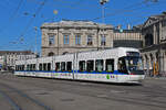 Be 5/6 Cobra 3073 der Glattalbahn, auf der Linie 10, fährt am 12.04.2024 zur Haltestelle beim Bahnhofplatz in Zürich.