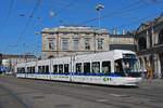 Be 5/6 Cobra 3066 der Glattalbahn, auf der Linie 10, fährt am 12.04.2024 zur Haltestelle beim Bahnhofplatz Zürich.