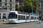 Be 5/6 Cobra 3065, auf der Linie 10, der Glattal Bahn überquert am 12.04.2024 die Bahnhofbrücke in Zürich.