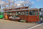 B4S 1491 mit der Werbung für Michael Kors, auf der Linie 1, verlässt am 20.02.2012 die Haltestelle Kannenfeldplatz.