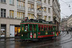 In der Weihnachtszeit fährt auch das Weihnachtstram mit Kindern durch die Stadt.