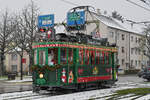 In der Weihnachtszeit fährt auch das Weihnachtstram mit Kindern durch die Stadt.