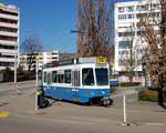 Linie 13 Wagennummer 2004  Höngg  verlässt die Wendeschleife Frankental. Dieser Wagen fährt sehr selten auf der Linie 13. Datum: 27. 2. 2021