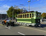 Z.O.S - ex Ce 2/2 1 vom Verein Tram-Museum Zürich unterwegs auf der Museums Linie Zufällig neben einem Oldtimer Rolls Royce in der Stadt Zürich am 2024.10.27