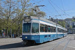 Doppeltraktion, mit den Be 4/6 2096 und 2066, auf der Linie 7, fährt am 12.04.2024 zur Haltestelle Bahnhofstrasse.