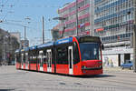 Be 4/6 Combino 755, auf der Linie 7, fährt zur Haltestelle beim Bahnhof Bern.