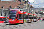 Be 6/8 Combino 654 mit der Bauhaus Werbung, auf der Linie 9, fährt zur Haltestelle beim Bubenbergplatz.