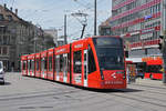 Be 6/8 Combino 654 mit der Bauhaus Werbung, auf der Linie 8, fährt zur Haltestelle beim Bahnhof Bern.