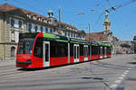 Be 6/8 Combino 756, auf der Linie 7, fährt zur Haltestelle beim Bahnhof Bern.