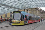 Be 6/8 Combino 752 mit der Denner Werbung, auf der Linie 9, bedient die Haltestelle beim Bahnhof Bern.