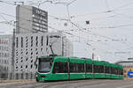 Be 6/8 Combino 310, auf der wegen einer Grossbaustelle zwischen Hardstrasse und Pratteln umgeleiteten Linie 14, fährt am 04.05.2024 bei der Haltestelle Münchensteinerstrasse ein.