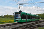 Be 6/8 Combino 319, auf der Linie 14, fährt am 26.04.2024 zur Haltestelle Rothausstrasse.