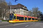 Be 6/10 Tango 185, auf der Linie 11, fährt zur Haltestelle Bahnhof SBB.