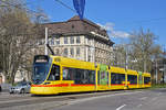 Be 6/10 Tango 164, auf der Linie 10, fährt zur Haltestelle am Bahnhof SBB.