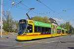 Be 6/10 Tango 156, auf der Linie 10, fährt zur Haltestelle am Bahnhof SBB.