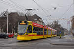 Be 6/10 Tango 152, auf der Linie 10, fährt bei der Haltestelle Bahnhof SBB ein.