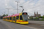 Be 6/10 Tango 157, auf der wegen einer Grossbaustelle am Steinenberg umgeleiteten Linie 11, überquert am 15.04.2024 die Wettsteinbrücke.