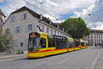 Be 6/10 Tango 171, auf der Linie 11, fährt am 22.07.2024 den Steinenberg hinunter zur Haltestelle Barfüsserplatz.