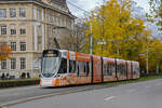 Be 6/10 Tango 177 mit der Migros Werbung, auf der Linie 10, fährt am 18.11.2024 zur Haltestelle am Bahnhof SBB.