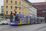 Be 6/10 Tango 151 mit der Werbung für die Bank Valiant, auf der Linie 11, fährt am 10.02.2025 zur Haltestelle am Bahnhof SBB.