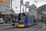 Be 6/10 Tango 151 mit der Werbung für die Bank Valiant, auf der Linie 10, bedient am 18.02.2025 die Haltestelle am Bahnhof SBB. Aufnahme Basel.