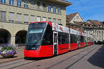 Be 6/8 Tramlink 915, auf der Linie 7, bedient am 09.07.2024 die Haltestelle Zytglogge beim Casinoplatz.