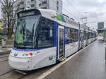 Zürich Limmattalbahn Zug 8007 auf der Linie 20 nach Bahnhof Killwangen am Bahnhof Zürich-Altstetten, 09.12.2024.