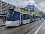 Zürich Limmattalbahn Zug 8001 auf der Linie 20 nach Bahnhof Killwangen am Bahnhof Zürich-Altstetten, 09.12.2024.