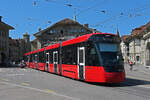 Be 6/8 912 Tramlink, auf der Linie 7, verlässt am 09.07.2024 die Haltestelle Zytglogge beim Casinoplatz.