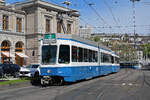 Doppeltraktion, mit dem Be 4/6 2059 und dem Be 2/4 2424, auf der Linie 3, fährt am 12.04.2024 zur Haltestelle beim Bahnhofplatz in Zürich.