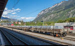 Eine Reihe mit Aluminium beladener Güterwagen steht am 22. April 2017 im Bahnhof Sierre abgestellt.