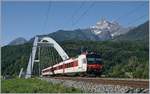 Ein Regio Alps RBDe 560 Domino auf dem Weg nach Aigle kurz nach dem Verlassen seines Heimatkantons bei St-Maurice.