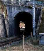 Kurztunnel -    Kurzer Tunnel der Jurabahn unter dem Schloss Angerstein bei Aesch im Birsigtal.