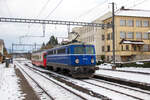 Die Ae 1042 007 zieht den RBDe 567 174 als Extrazug durch Lengnau Richtung Kandersteg.