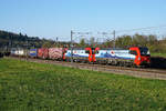 SBB CARGO INTERNATIONAL: Zwei der 18 neuen Vectron mit einem schweren Grüterzug auf der Fahrt in den Süden.