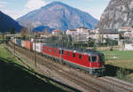 SBB: Güterzug mit einer Re 10/10 bei Osogna im April 1999.