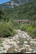Aufgrund FLIRT-Mangel bei TILO verkehrt zurzeit ein Domino als RE am Gotthard. Am 4. August 2019 überquert er gerade die Polmengo-Brücke über den Ticino auf der Gotthard-Südrampe.
