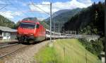 3-er Null: Die Re 460 000-3  Grauholz  befindet sich am 15.07.11 zwischen Ambri-Piotta und Airolo. Heutzutage beginnen neue Zug-/Lokserien meistens mit der Nummer 001.