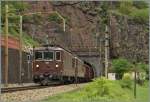 Zwei BLS Re 4/4 verlassen mit einem Güterzug Richtung Chiasso den 1560 Meter langen Prato Kehrtunnel in der  Dazio Grande .
6. Mai 2014