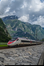 Ein ETR 610 befährt am 5. Juni 2016 als ICN die Rampe über das Südportal des Gotthard Basistunnels in Pollegio. Hinter dem Zug ist die Betriebzentrale Süd zu sehen, von wo der gesamte normalspurige Bahnverkehr der Schweiz südlich von Arth-Goldau gesteuert wird.