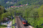 An der alten Ceneri-Strecke Bellinzona-Lugano in Mezzovico (wird bald durch einen Basistunnel ersetzt): Tessiner Stimmung in Mezzovico. Durchfahrt eines Güterzugs mit Lok 420 259. 6.Mai 2019 