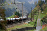 Obwohl hier in Südrichtung, geht es nach Norden -

Auf der mittleren Streckenebene der Gotthard-Nordrampe fahren die Zügen entgegen ihrer eigentlichen Fahrtrichtung. Hier schlängelt sich ein Güterzug den Berg hinunter.

01.11.2005 (M)