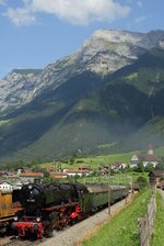 Mit einem Sonderzug dampft 01 202 am 11.09.2016 die Gotthard-Nordrampe bei Silenen hinauf. Leider fuhr genau in diesem Moment ein Güterzug hinunter nach Erstfeld, das nennt man wohl Künstlerpech...